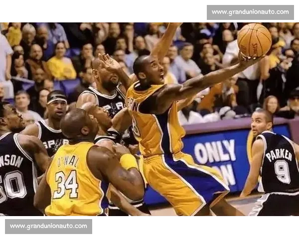 科比领衔湖人鏖战勇士经典对决重燃西部篮球荣光时代记忆与热血传奇之夜